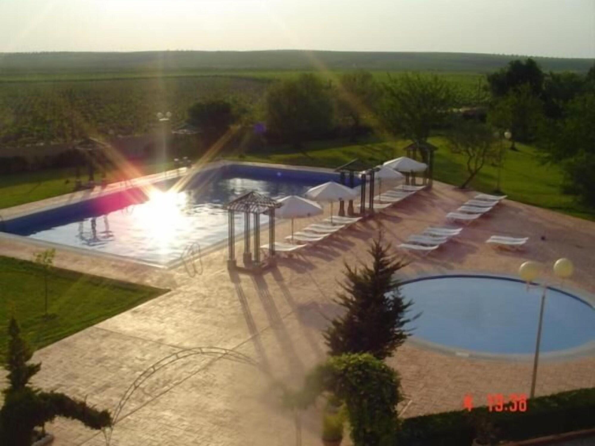 Vista da piscina Hotel Acosta Vetonia