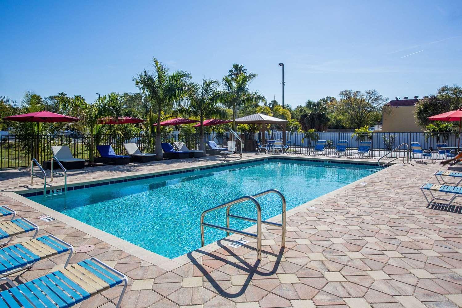Vista da piscina Days Inn Sarasota