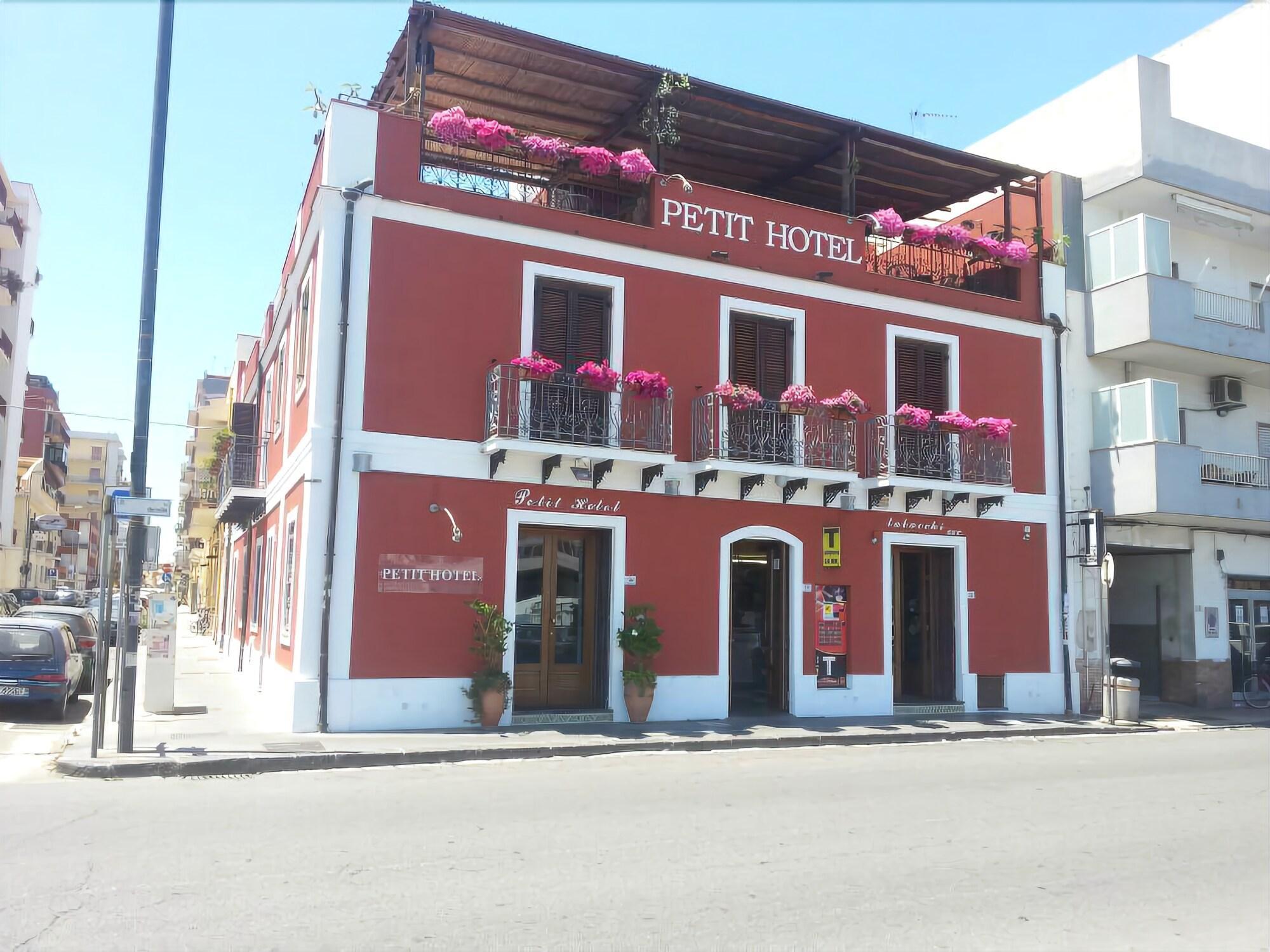Vista Exterior Petit Hotel