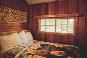 Alojamiento - The Sunfish - Historic Early 1900s 1-Bedroom  Log Cabin