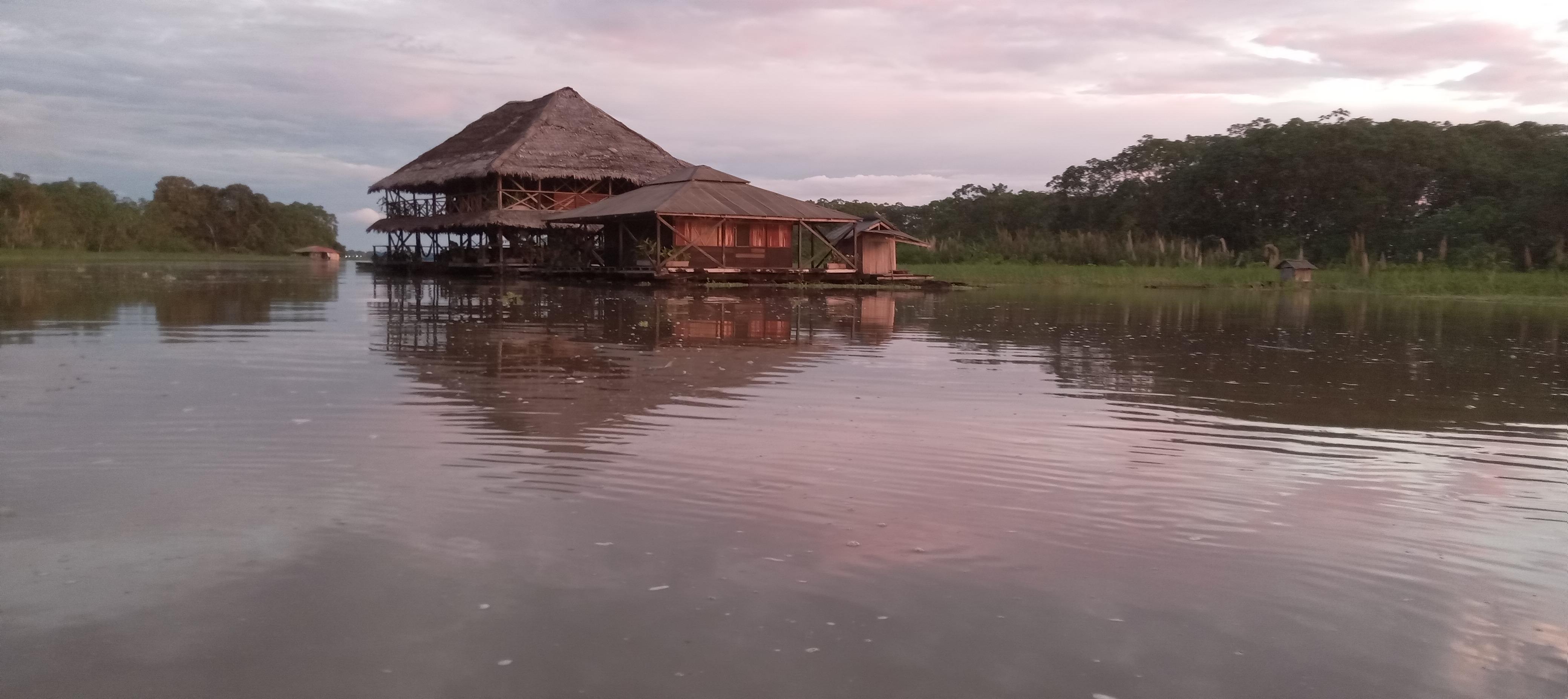 Vista Exterior Floating Cabin Kurupira