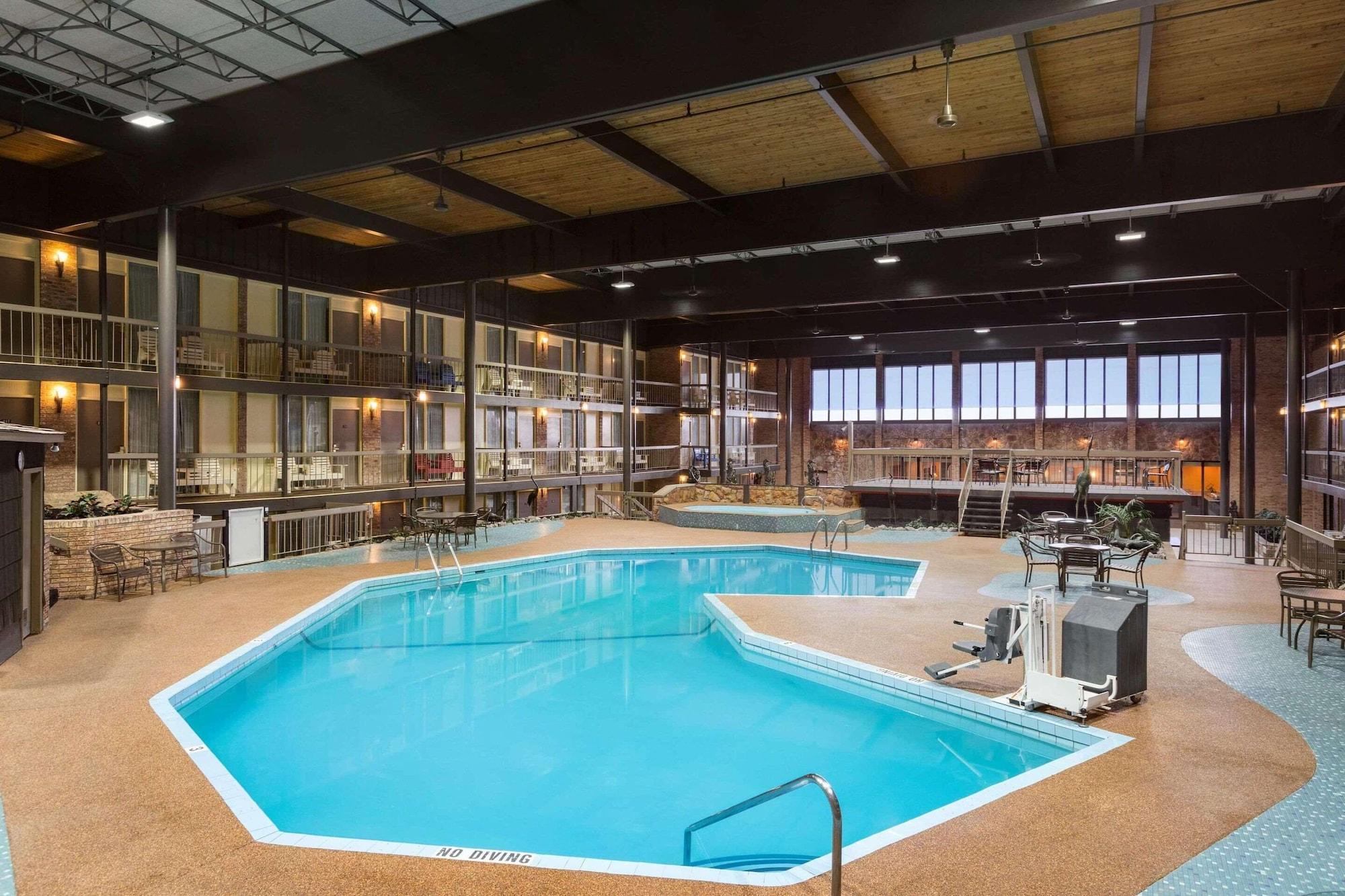 Vista Piscina Park Inn by Radisson Sharon