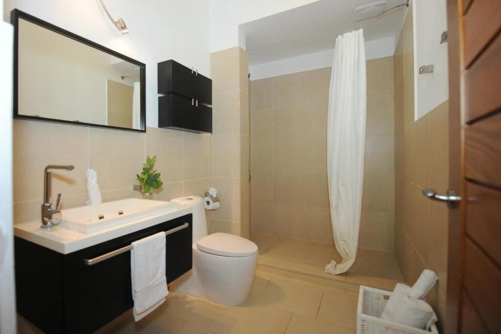 Baño Infiniti Blu 2 bedroom suite with AC, WIFI, Free Breakfast and airport shuttle.