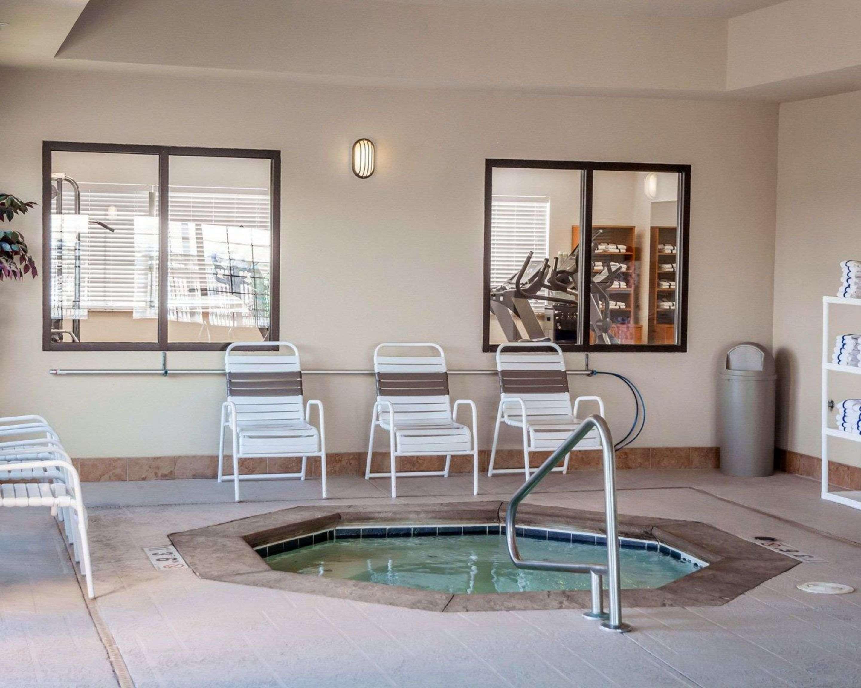 Vista Piscina Spark by Hilton Cincinnati Fairfield