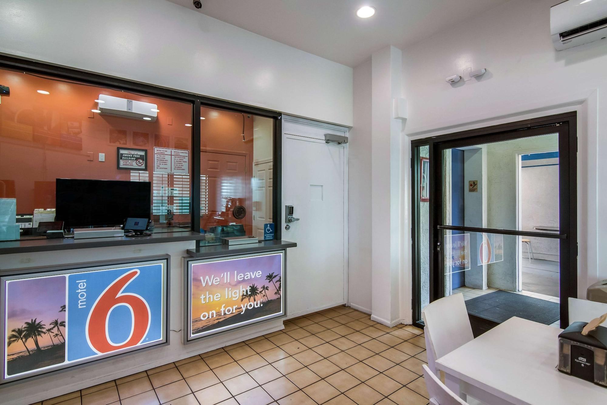 Vista Lobby Motel 6 Monterey Park, CA
