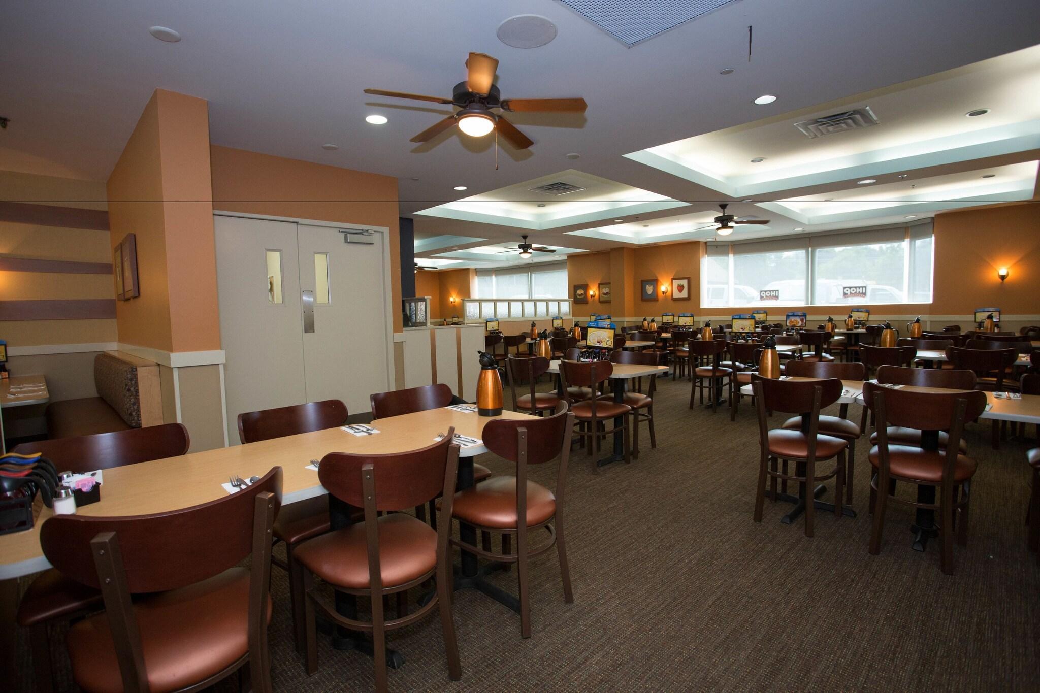 Restaurant Ramada by Wyndham Niagara Falls/Fallsview