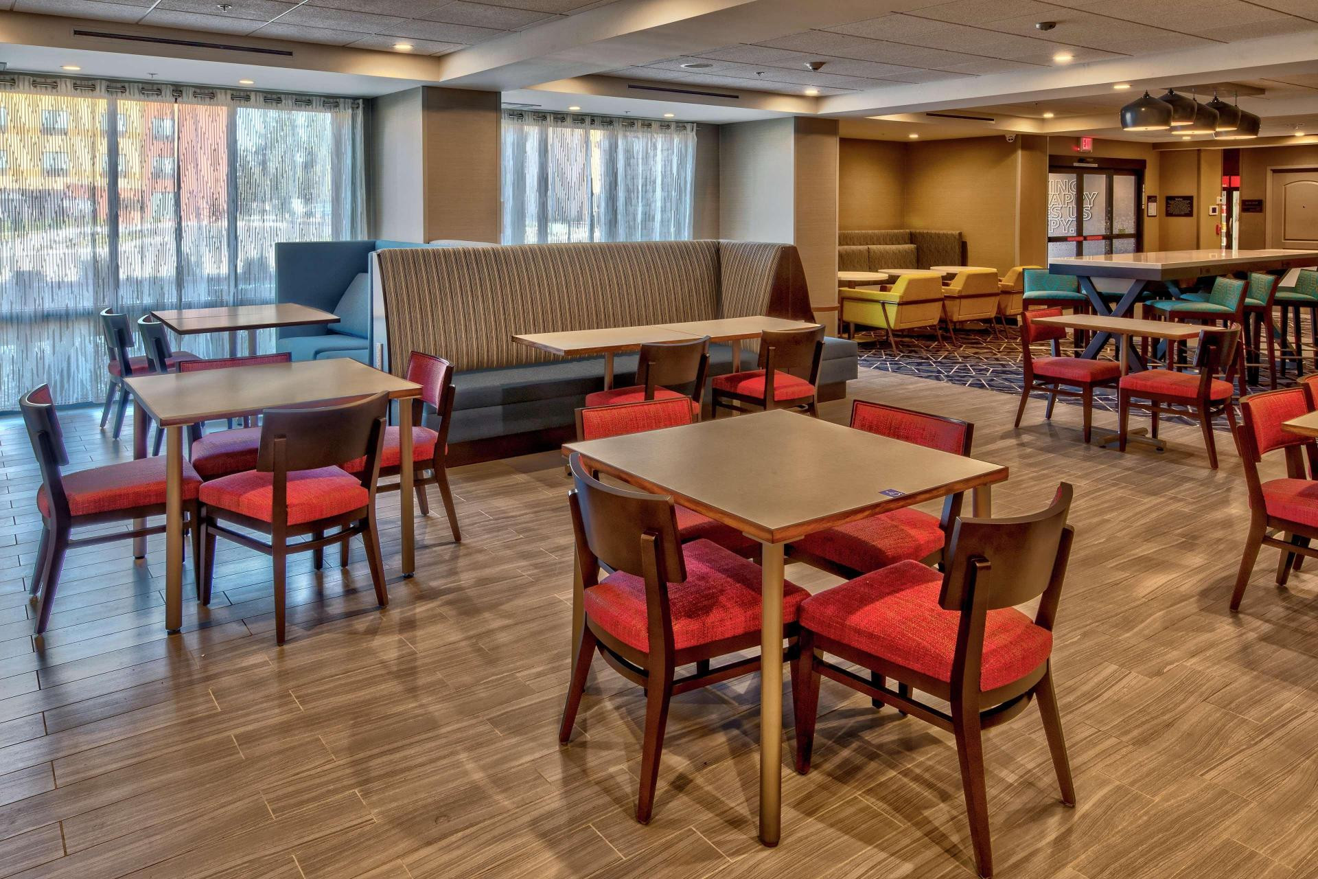 Vista Lobby Hampton Inn Fresno Airport