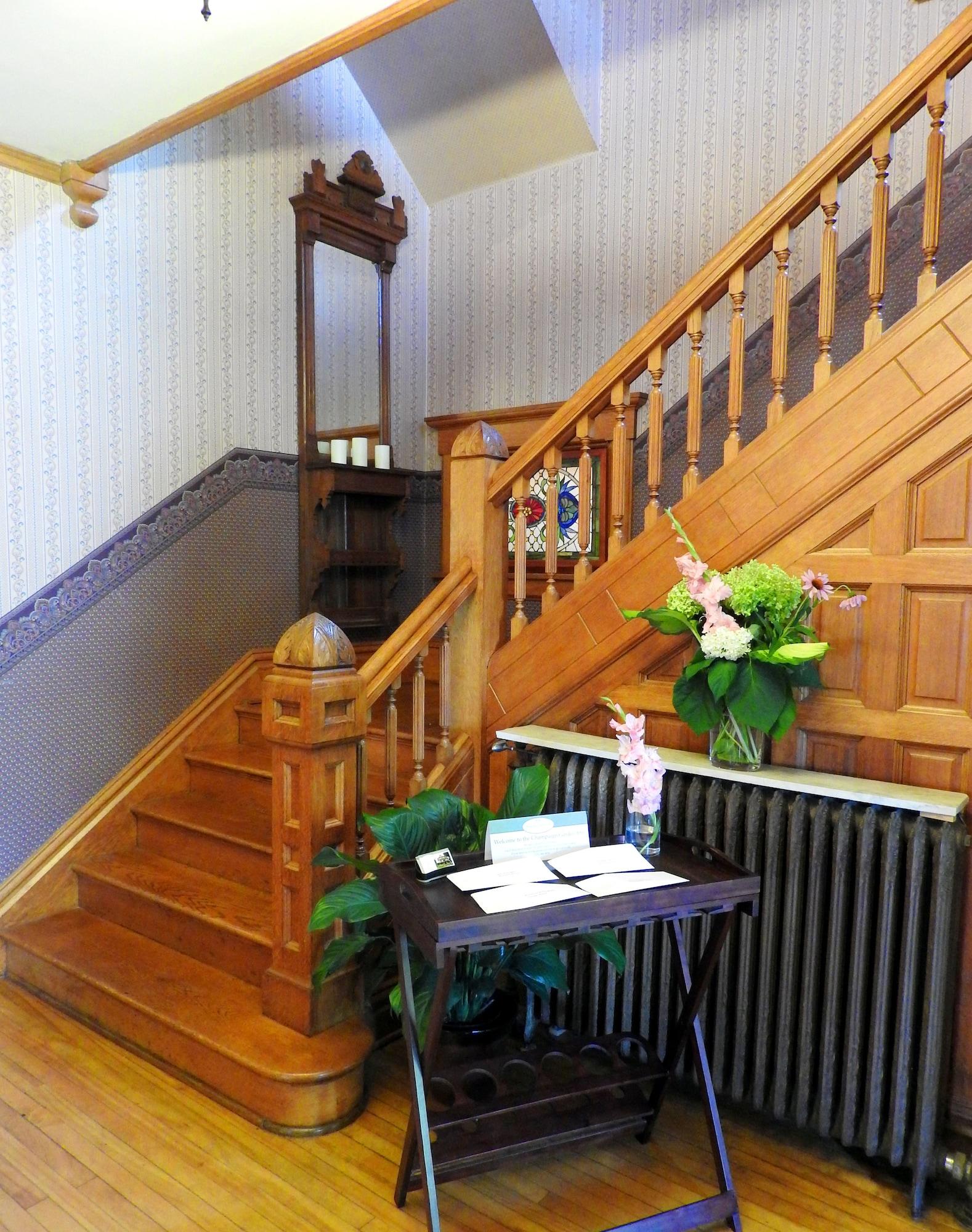 Varios Champaign Garden Inn