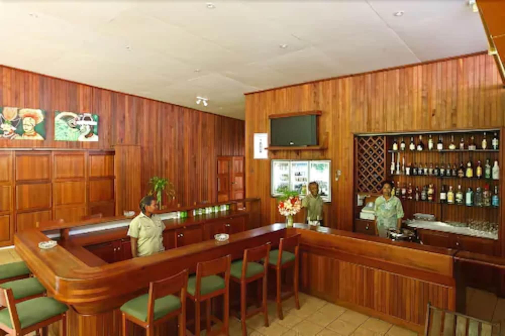 Bar/Salón Pacific Gardens Hotel