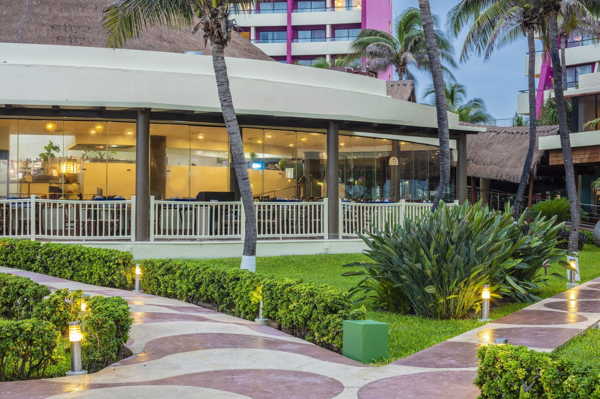 Vista Exterior Crown Paradise Club Cancún Todo Incluido