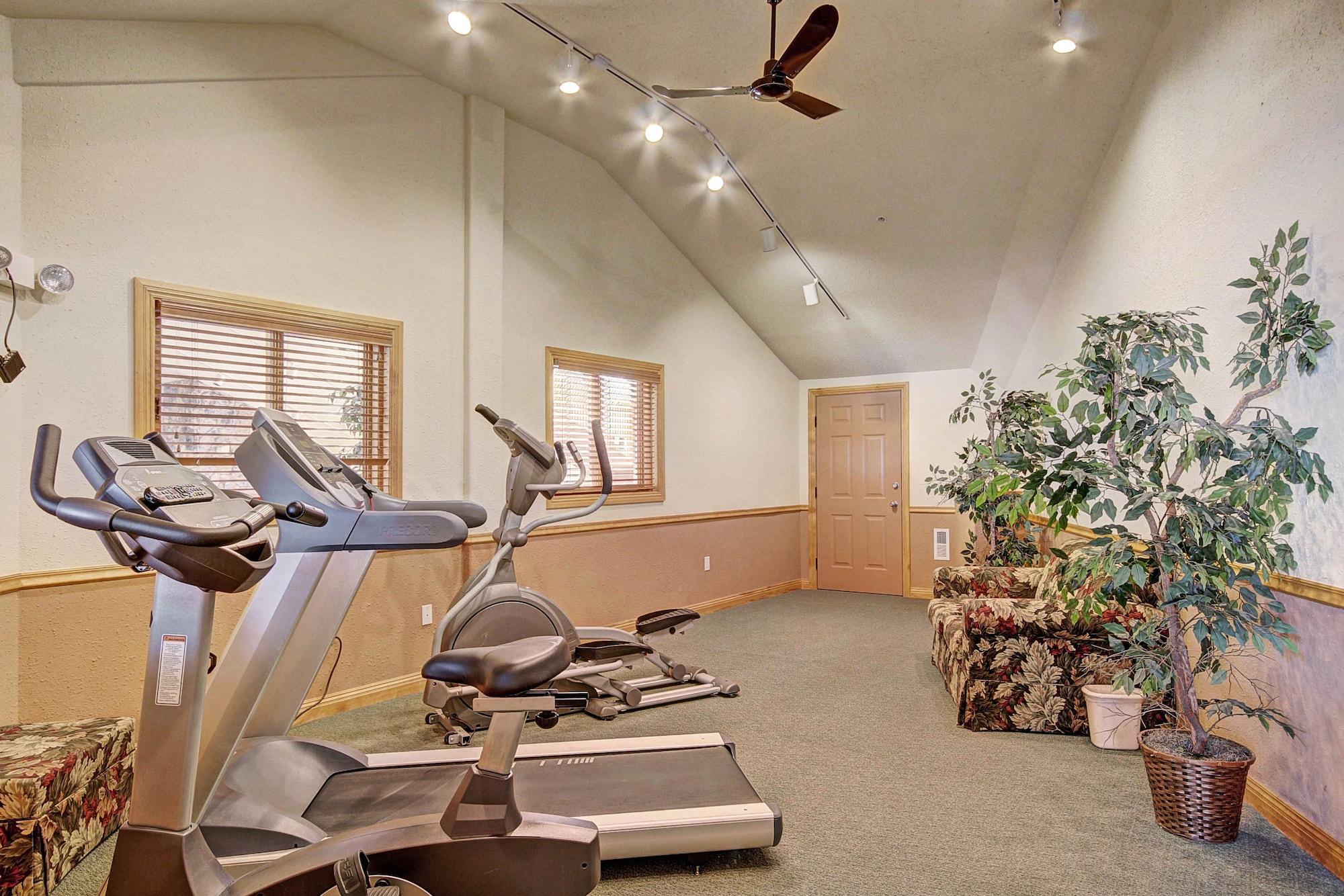 Gimnasio 5983 Hidden River Lodge 3 Bedroom Condo by RedAwning