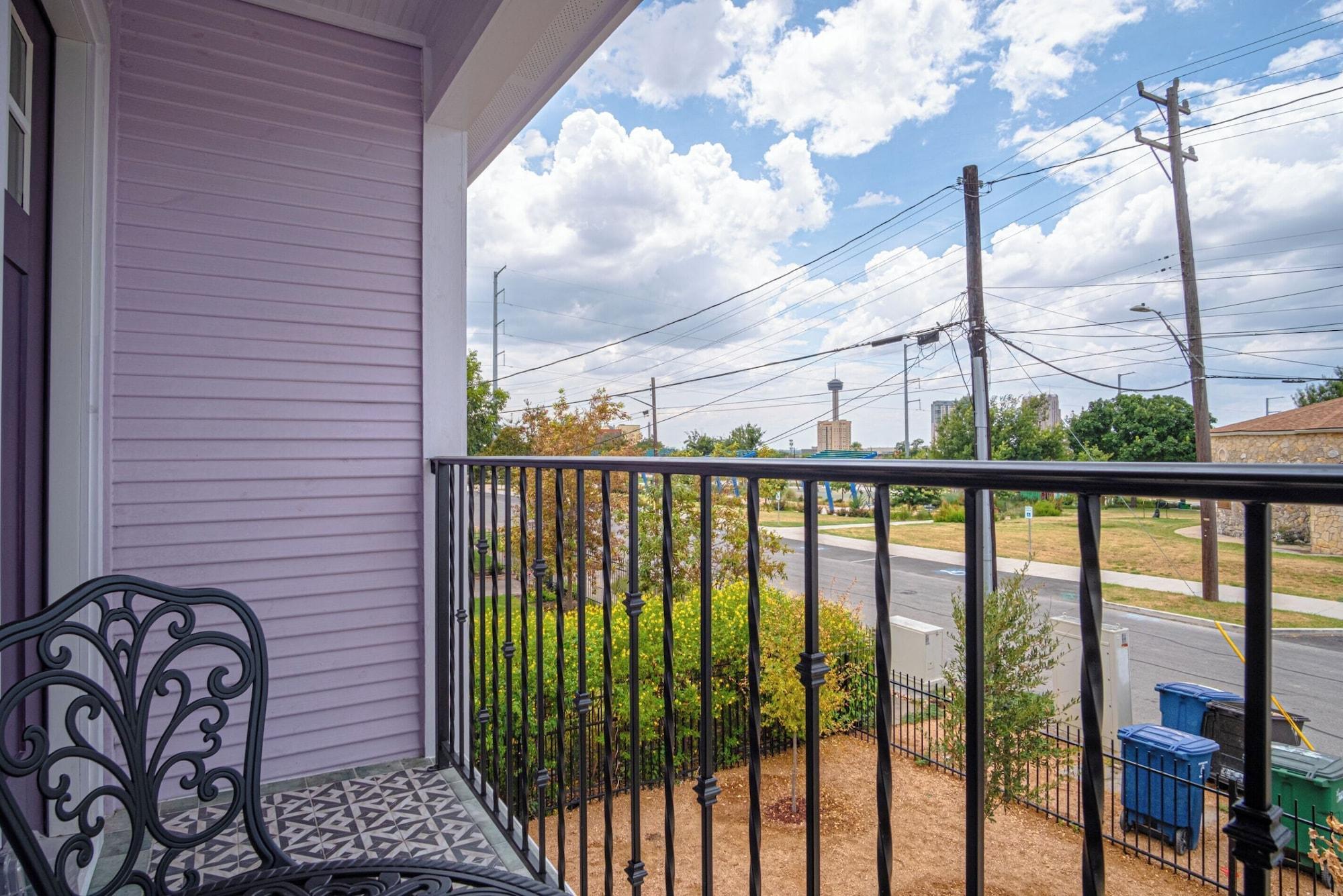 Comodidades del Alojamiento Stylish Stay With Unforgettable Downtown Views!