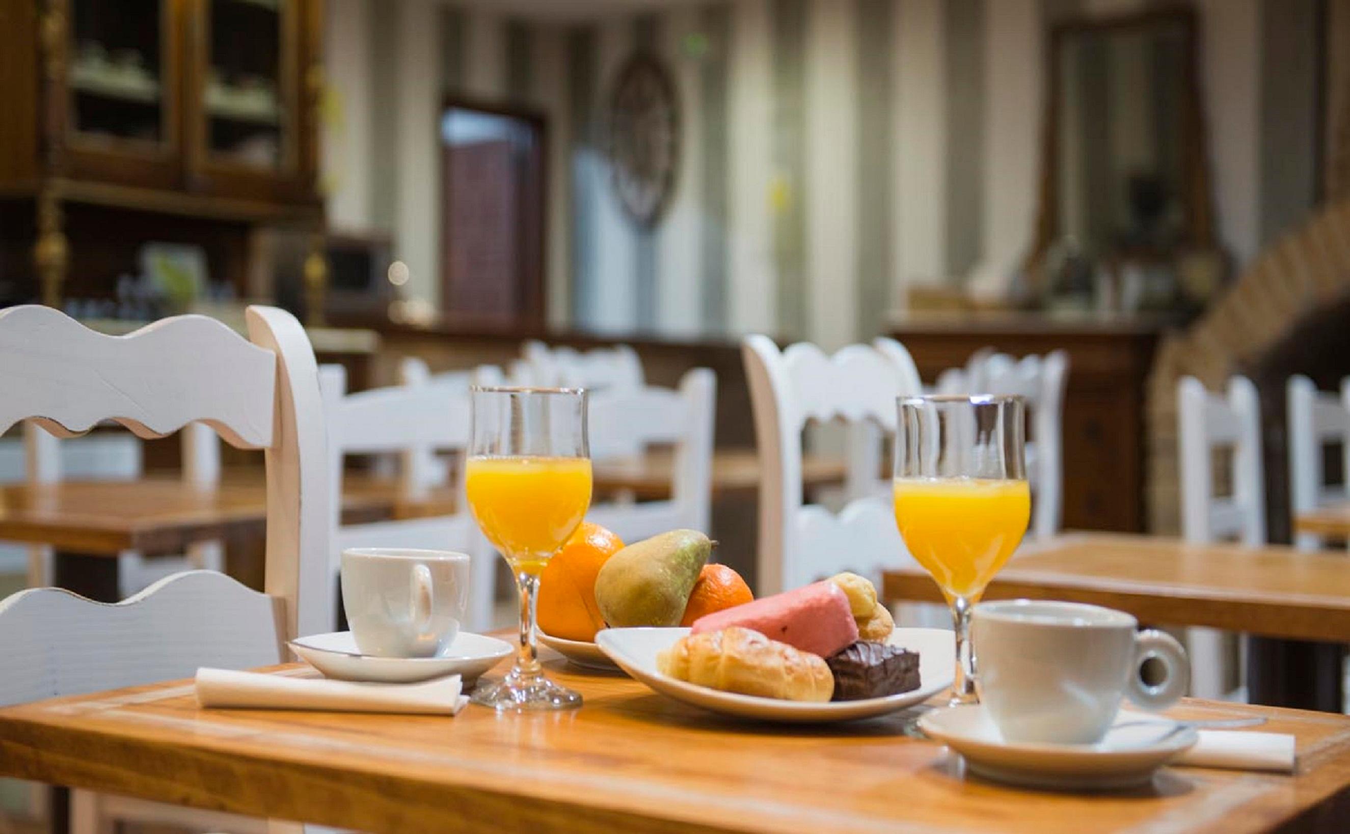 Bar/Salón YIT Puerta Bisagra