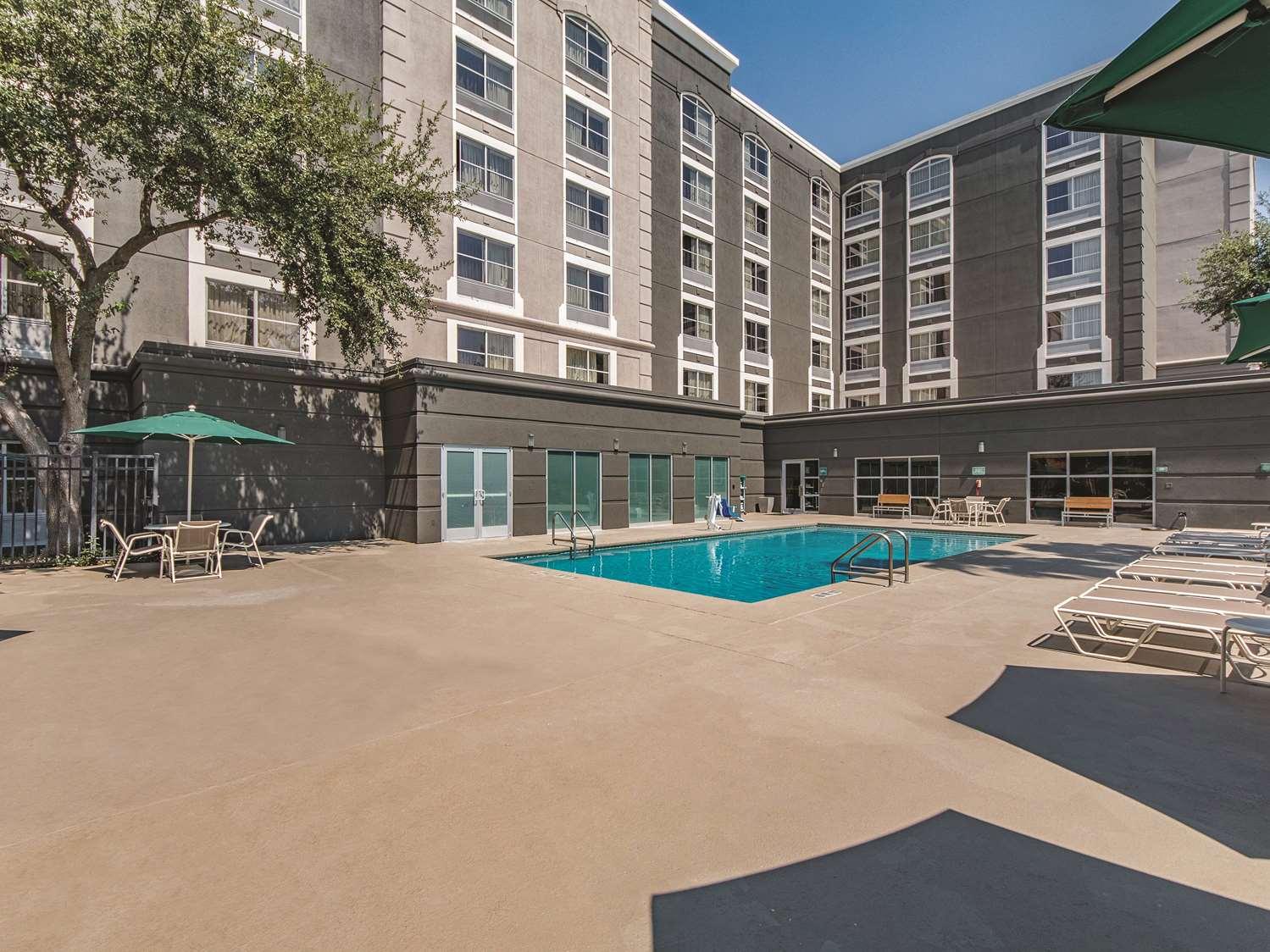 Vista da piscina La Quinta Inn & Suites San Antonio Downtown