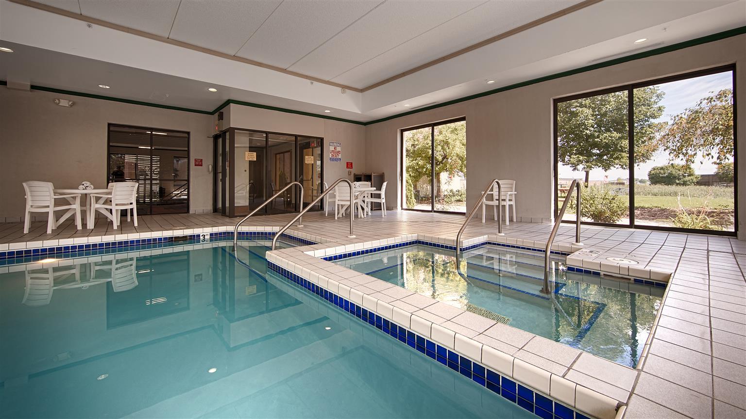 Vista Piscina Best Western Waukesha Grand