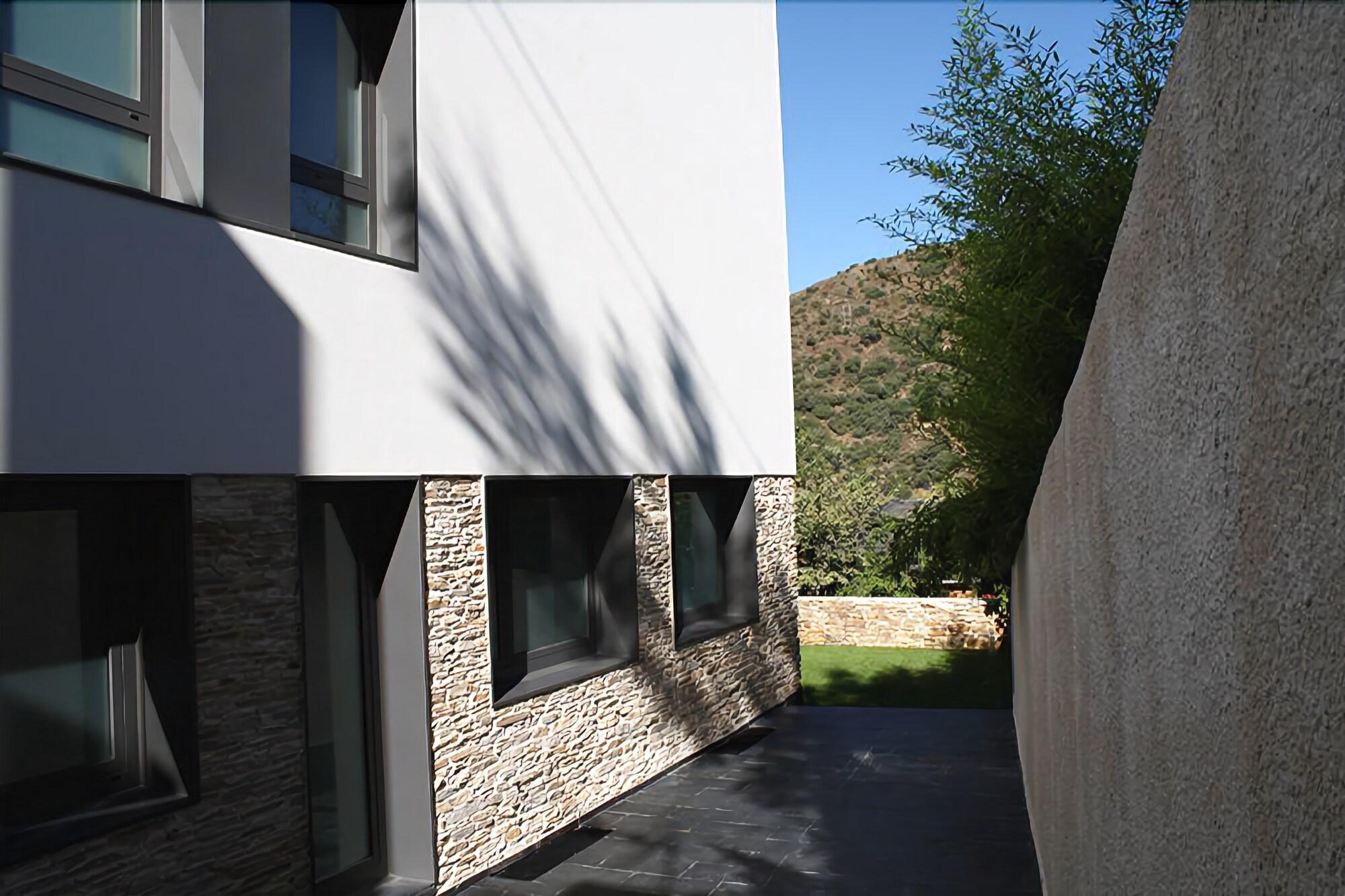 Vista Exterior Hostal Tres Campanas
