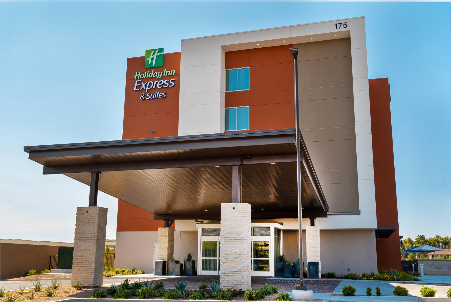 Vista Exterior Holiday Inn Express & Suites Las Vegas - E Tropicana by IHG
