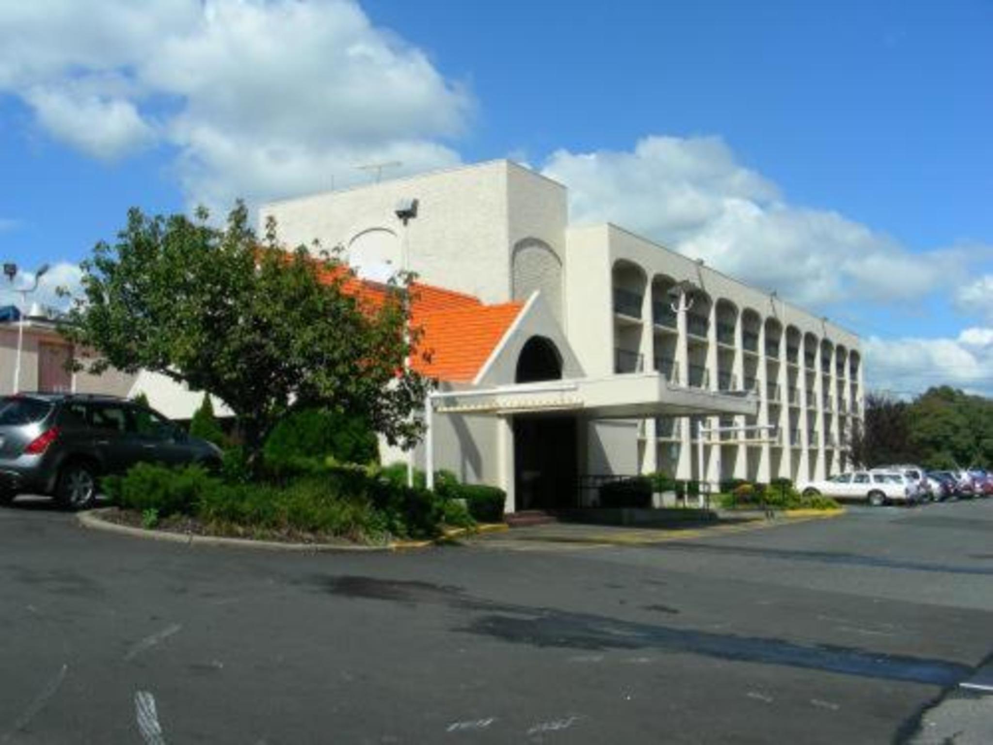 Vista Exterior Howard Johnson by Wyndham Clifton NJ