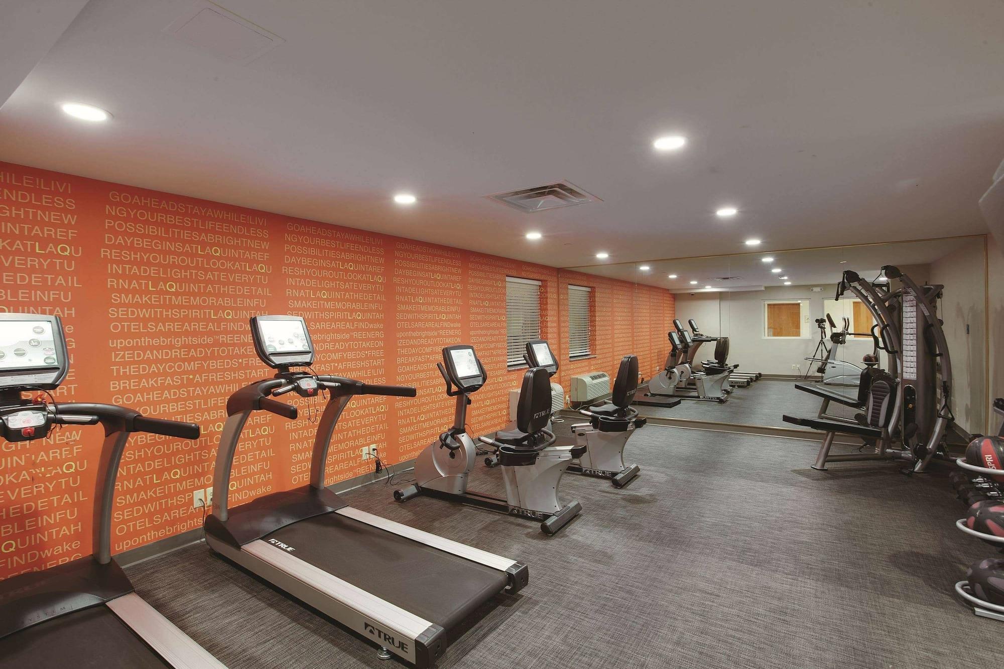 Gimnasio La Quinta Inn & Suites by Wyndham Detroit Metro Airport