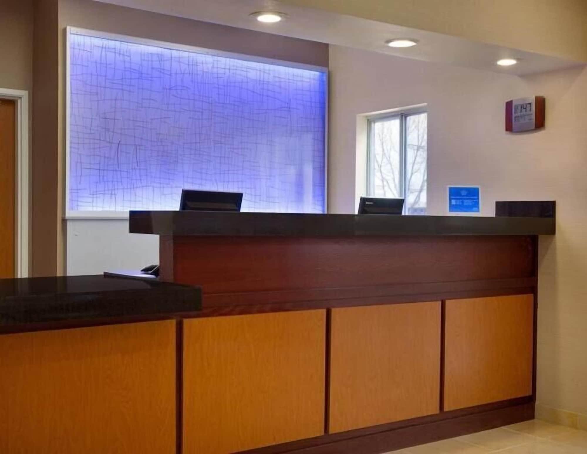 Vista Lobby Country Inn & Suites by Radisson, Bismarck-Mandan