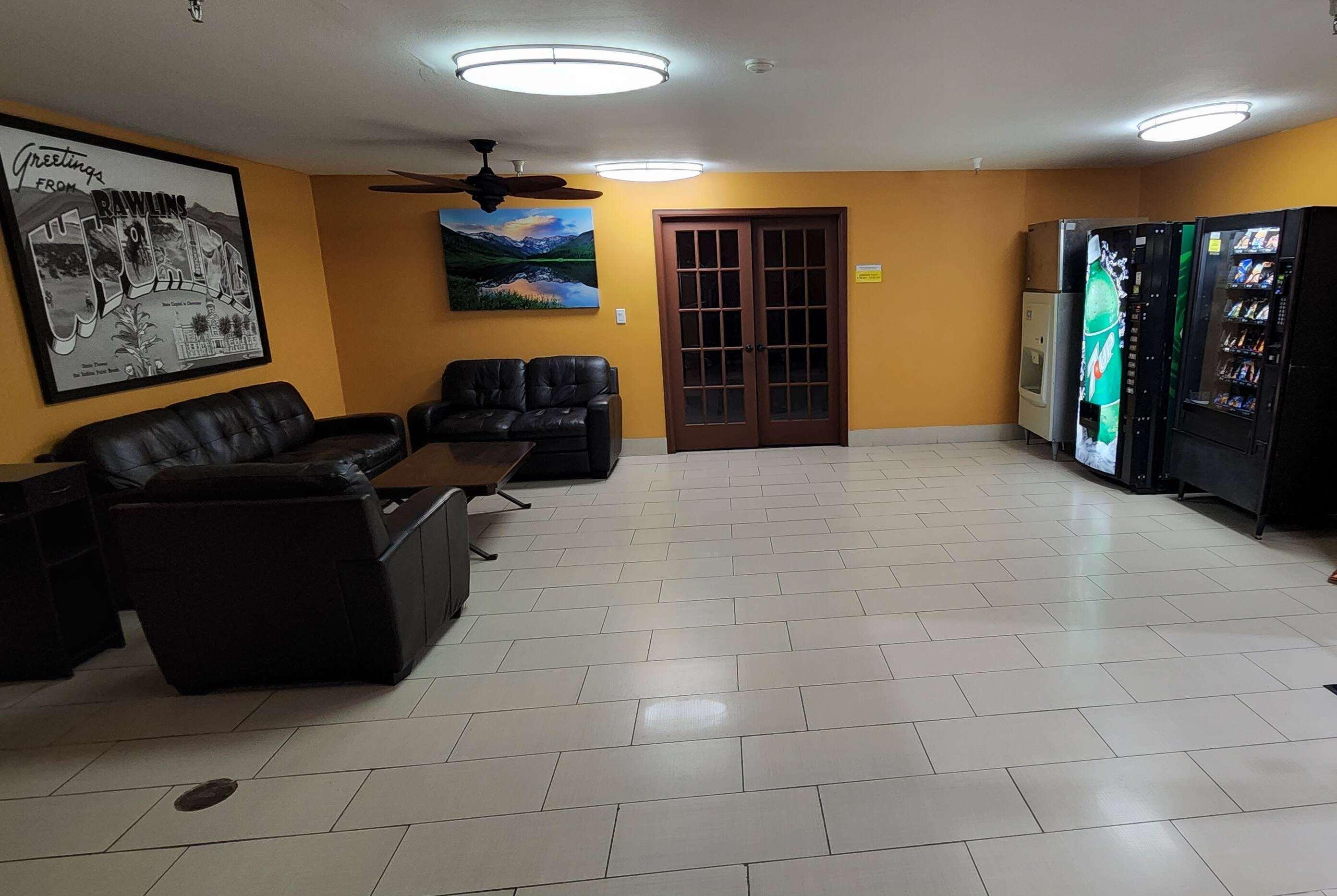 Vista Lobby Super 8 by Wyndham Rawlins