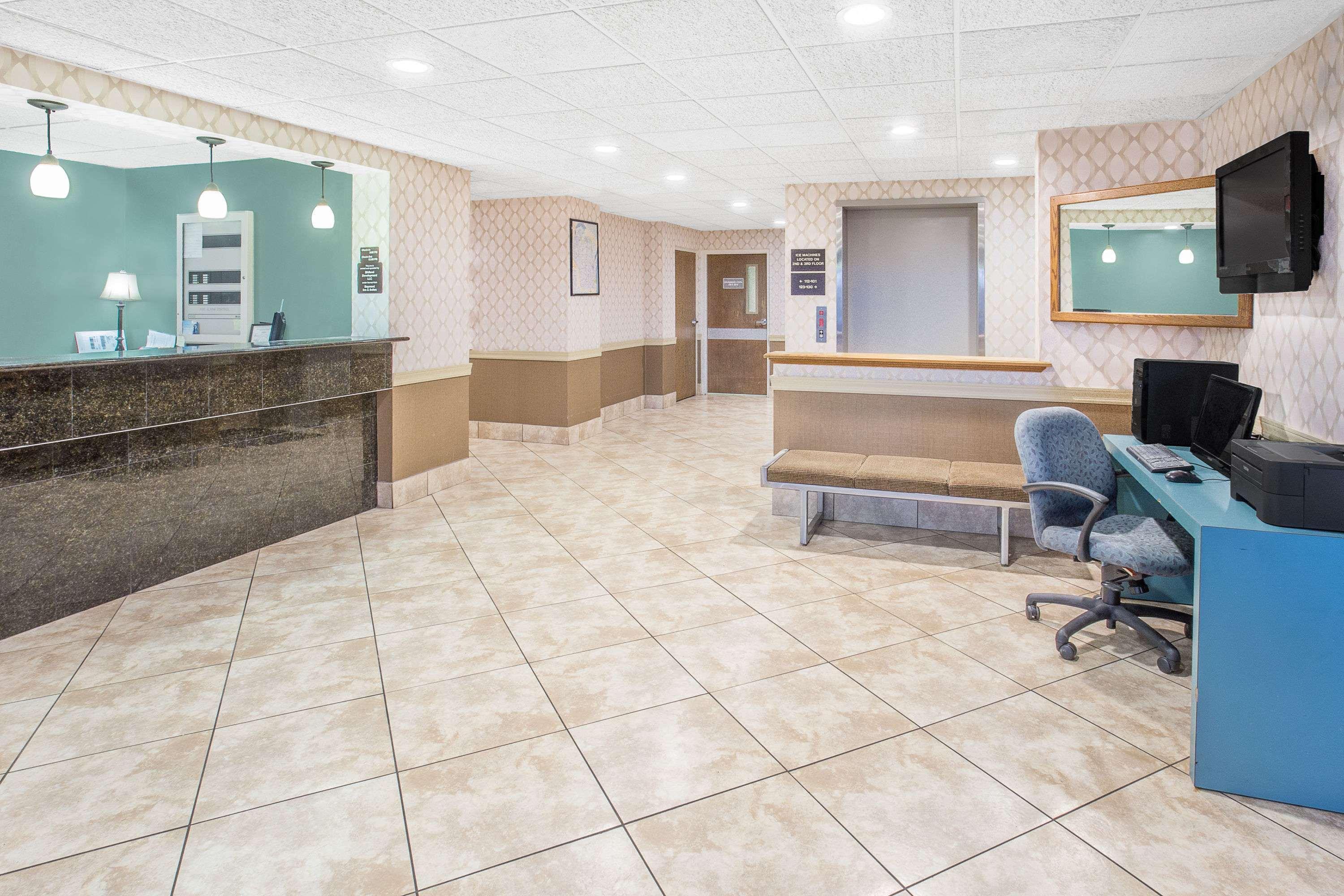 Vista Lobby Baymont by Wyndham Janesville