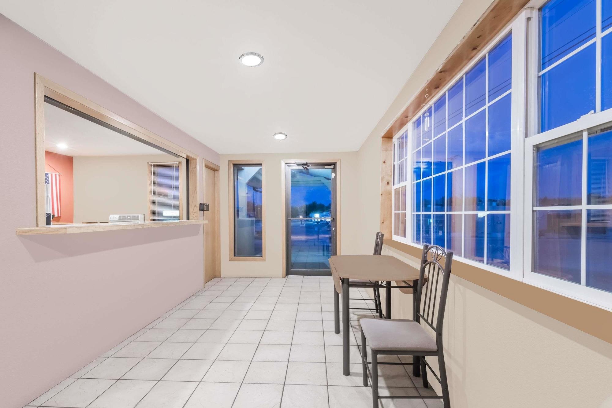 Vista Lobby Super 8 by Wyndham Belle Fourche SD