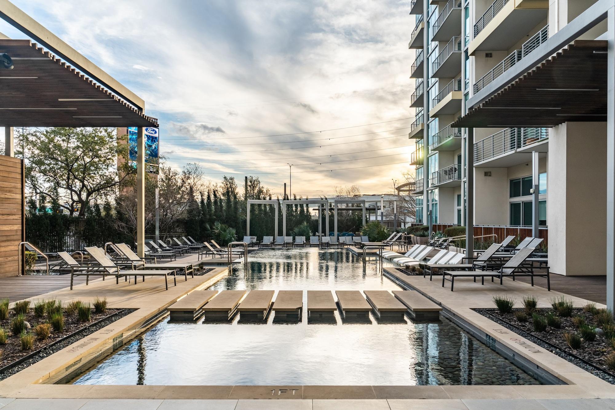 Vista Piscina Mint House Dallas – Victory Park
