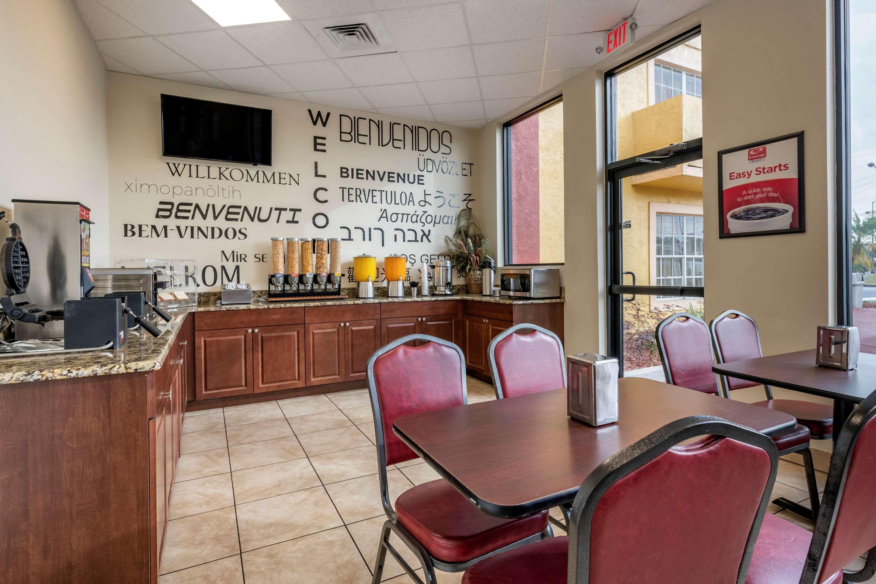 Restaurant Econo Lodge Inn & Suites Maingate Central
