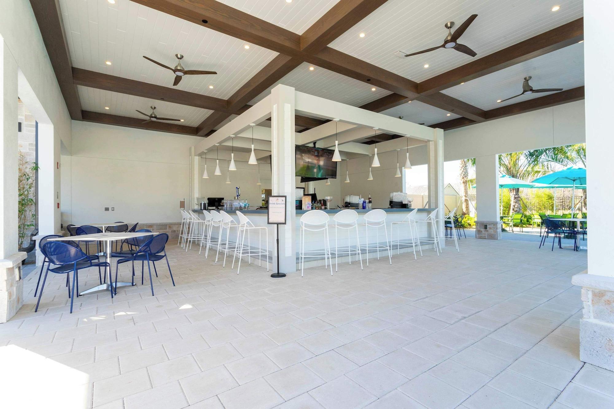 Restaurant Stunning Game Room & Pool Jacuzzi Storey Lake 2799