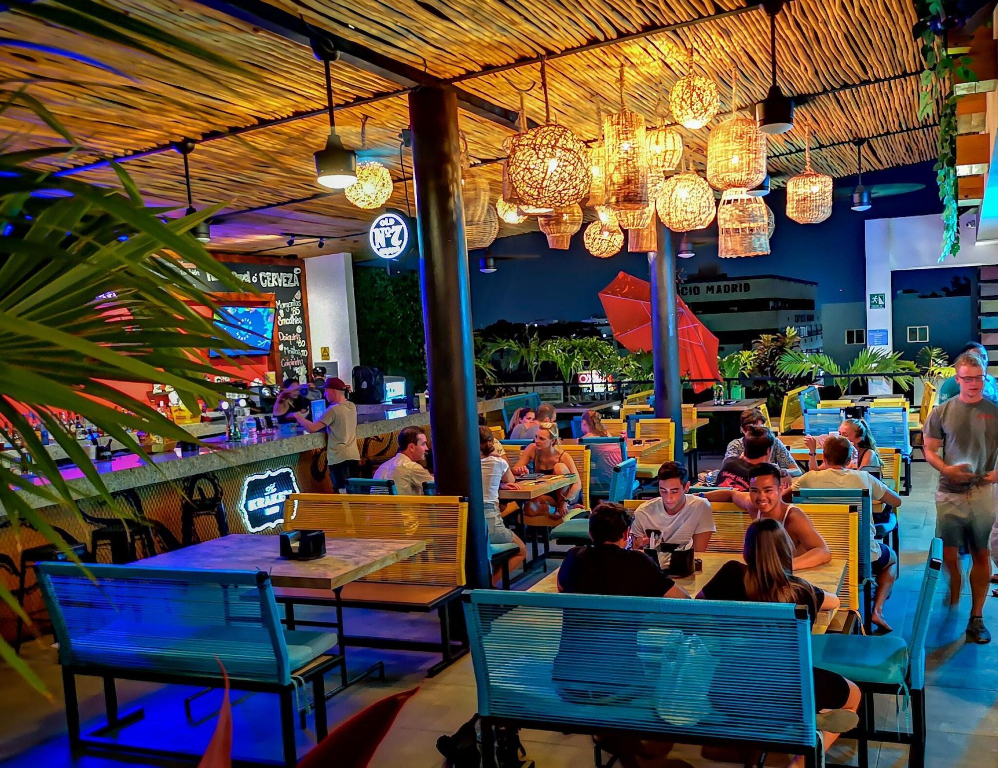 Restaurant Nomads Hotel, Hostel & Rooftop Pool