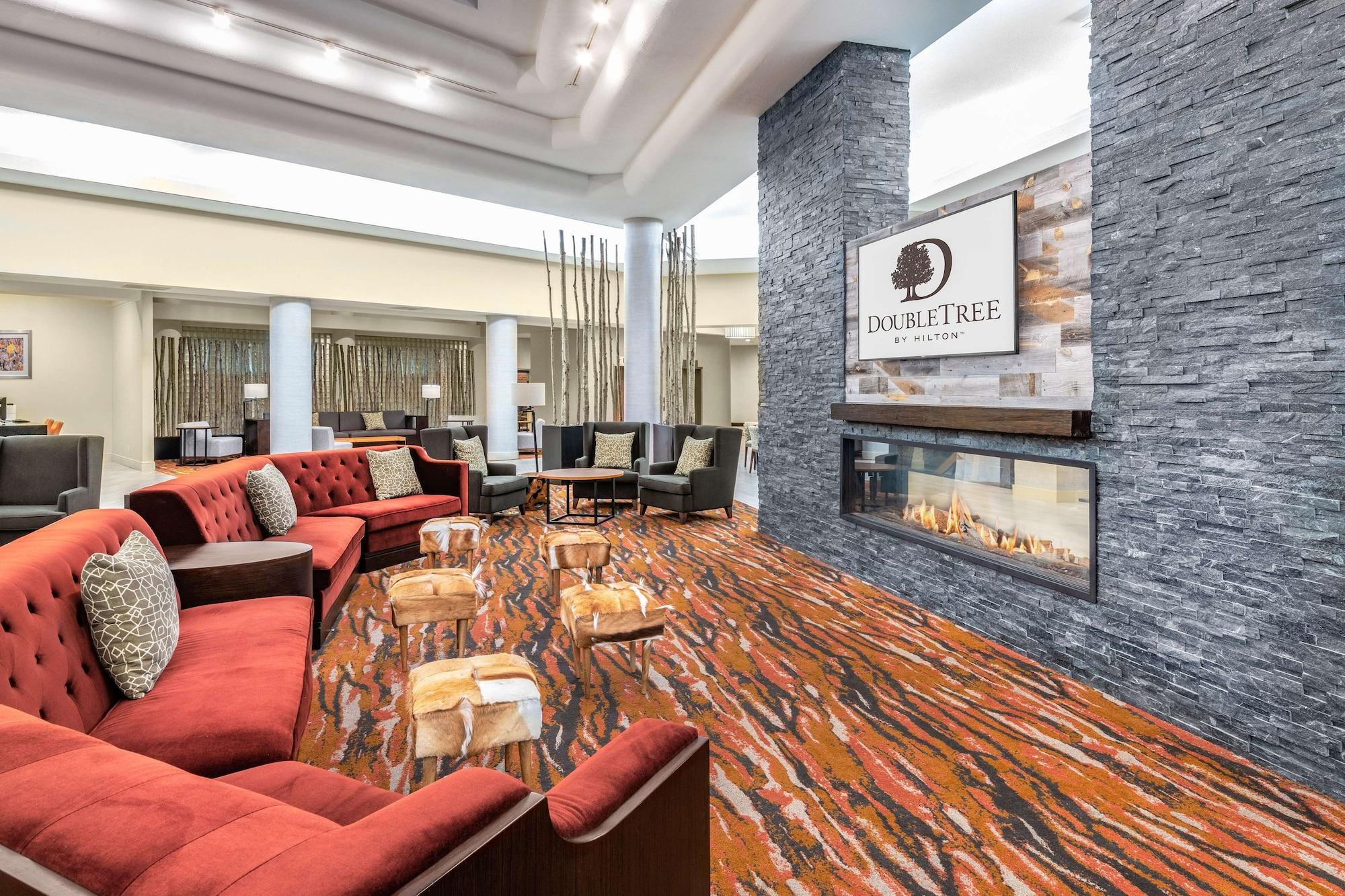 Vista Lobby DoubleTree by Hilton Denver - Aurora