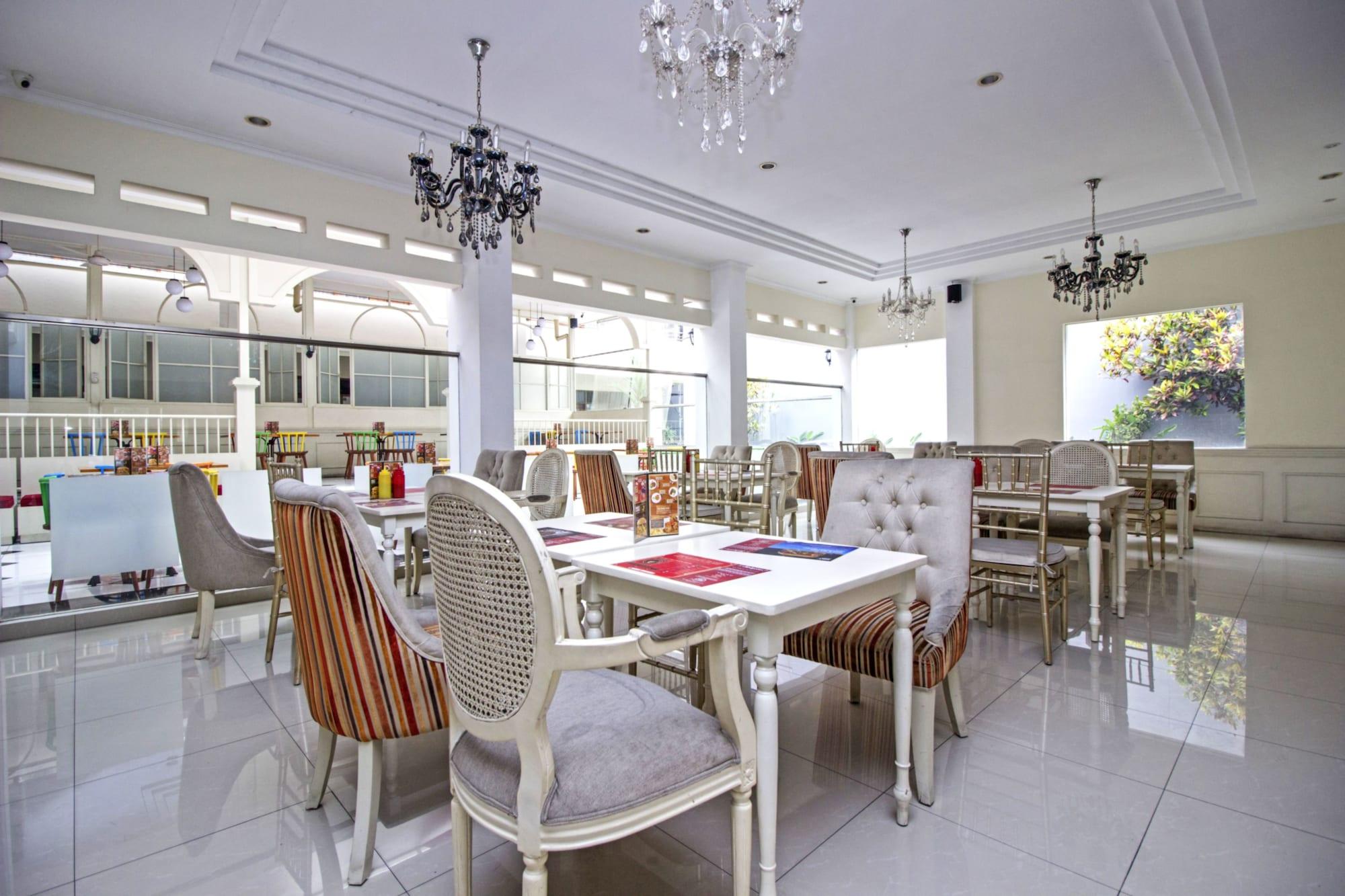 Restaurant Residences by RedDoorz near Rumah Mode