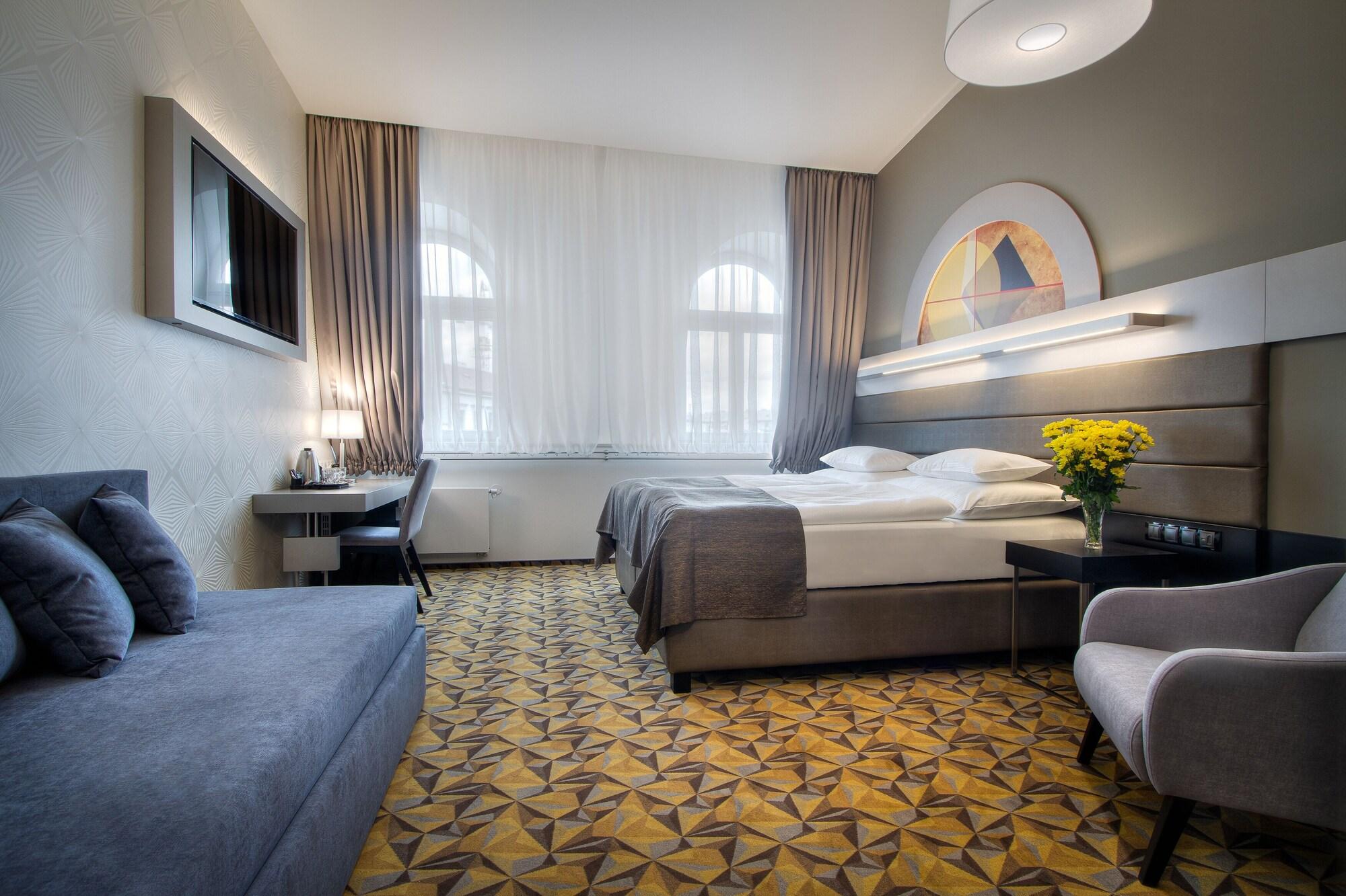 Varios Hotel Essence