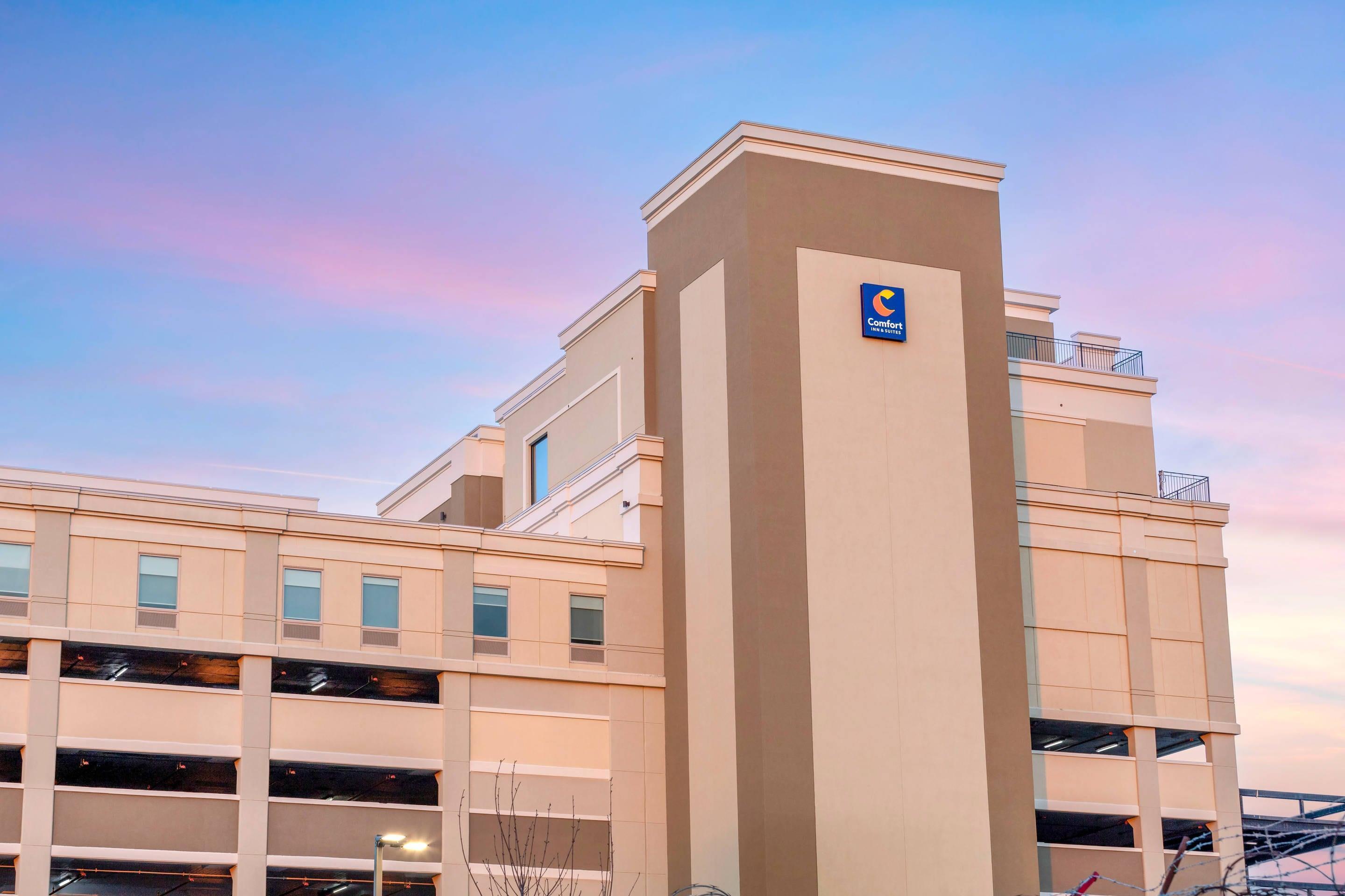 Vista Exterior Comfort Inn & Suites Newark Liberty International Airport