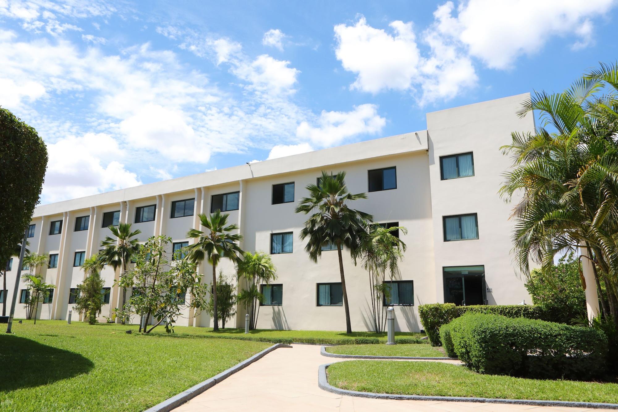 Vista Exterior Fiesta Royale Hotel