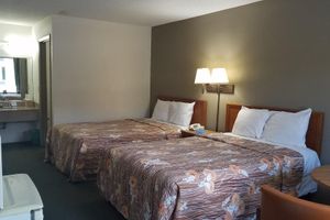 Alojamiento - Travelers Inn & Suites