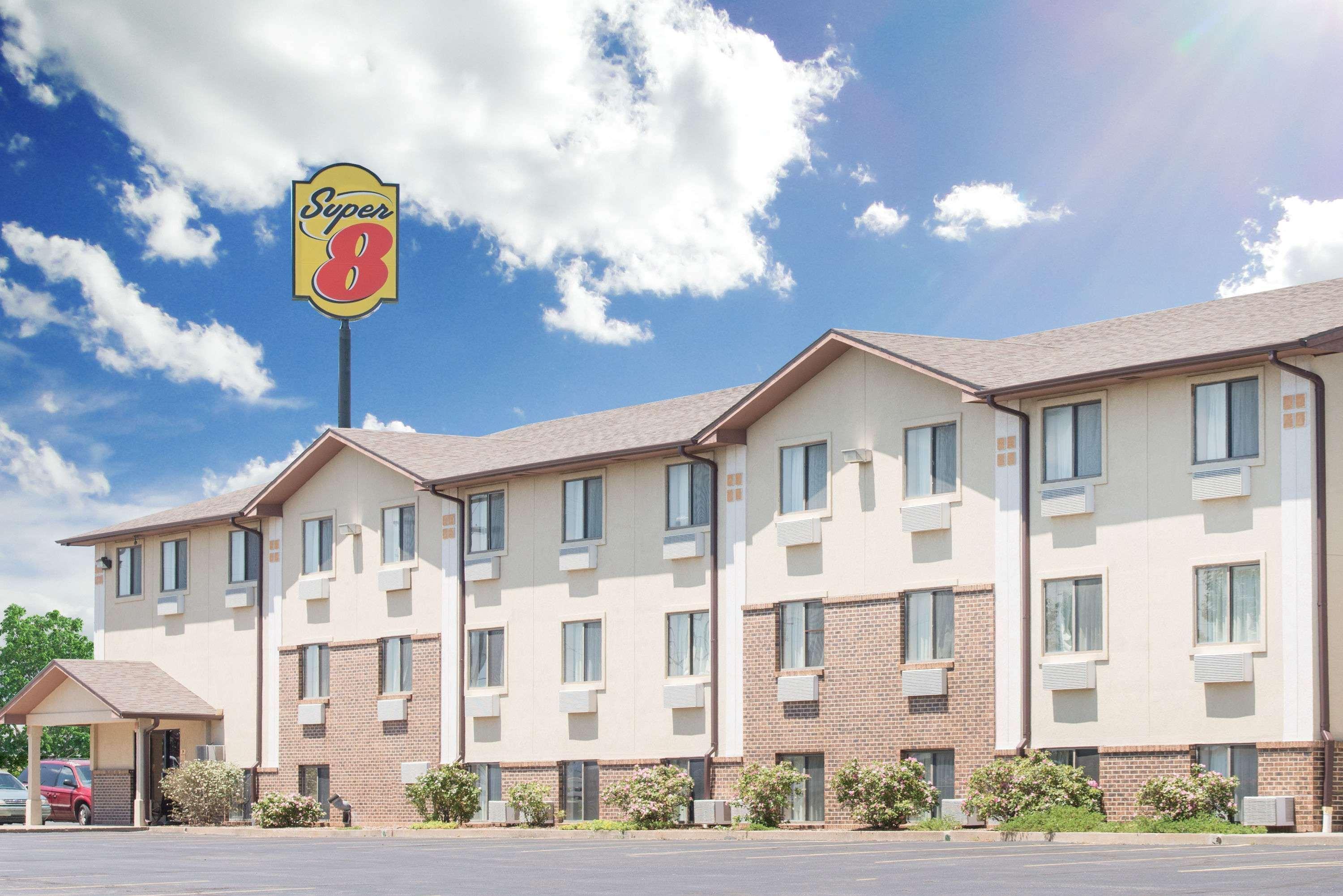 Vista Exterior Super 8 by Wyndham Abilene KS