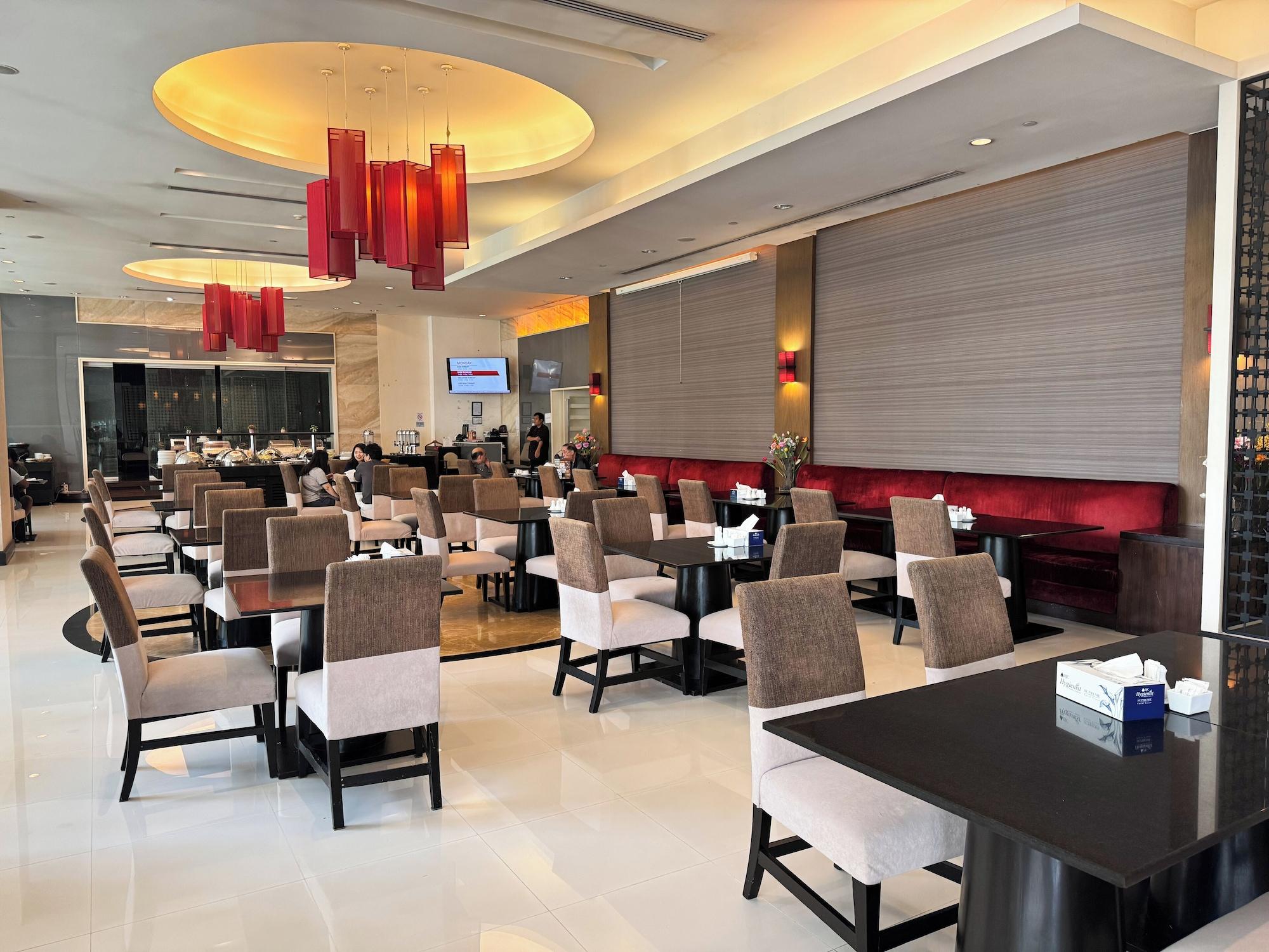 Restaurant The Narathiwas Hotel & Residence Sathorn Bangkok