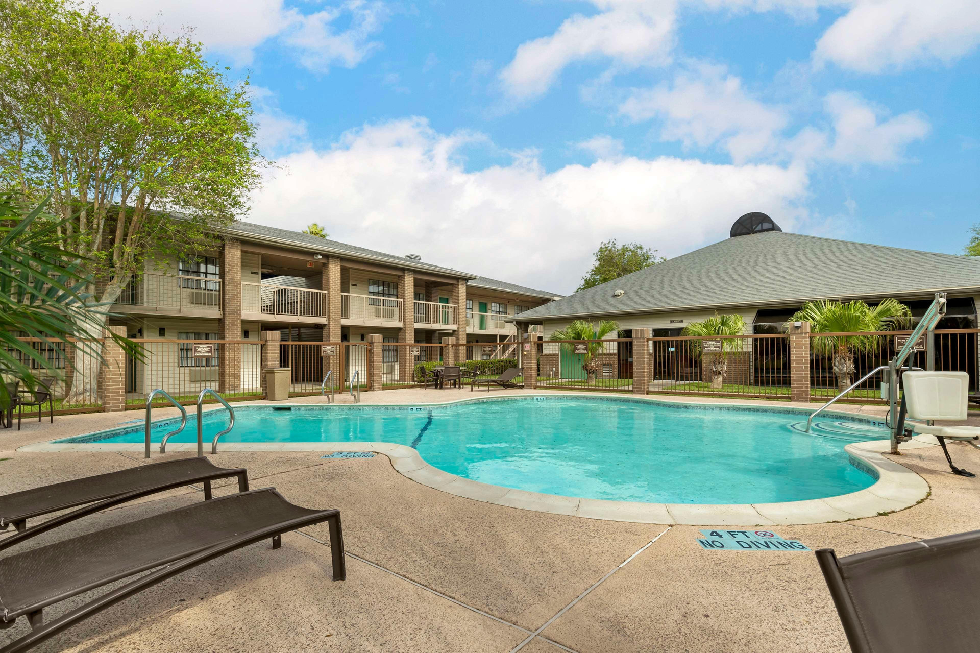 Vista Piscina Best Western McAllen Medical Center