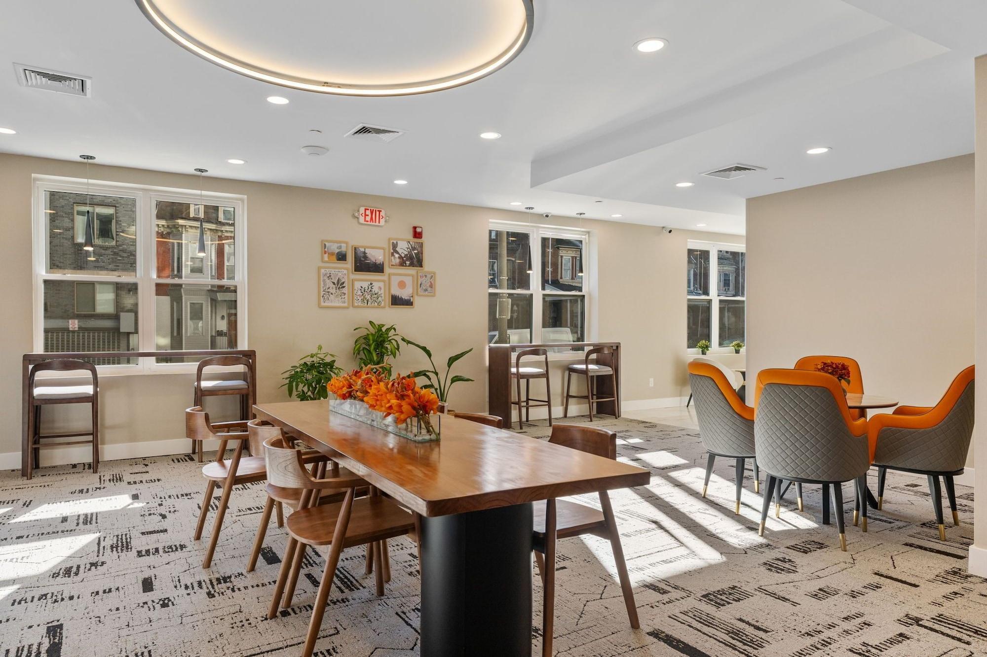 Bar/Salón 4211 Suites
