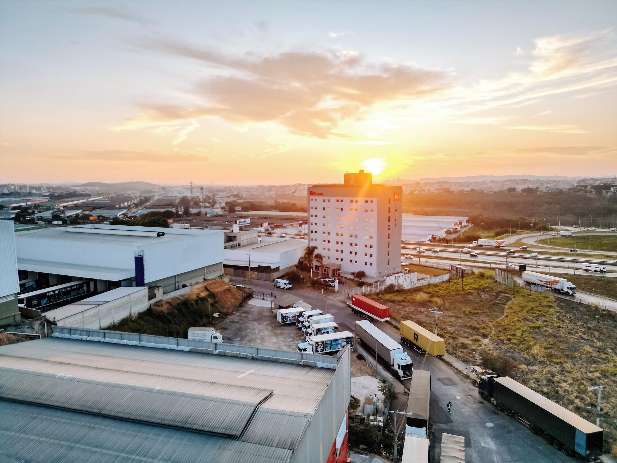 Vista da fachada ibis Contagem Ceasa