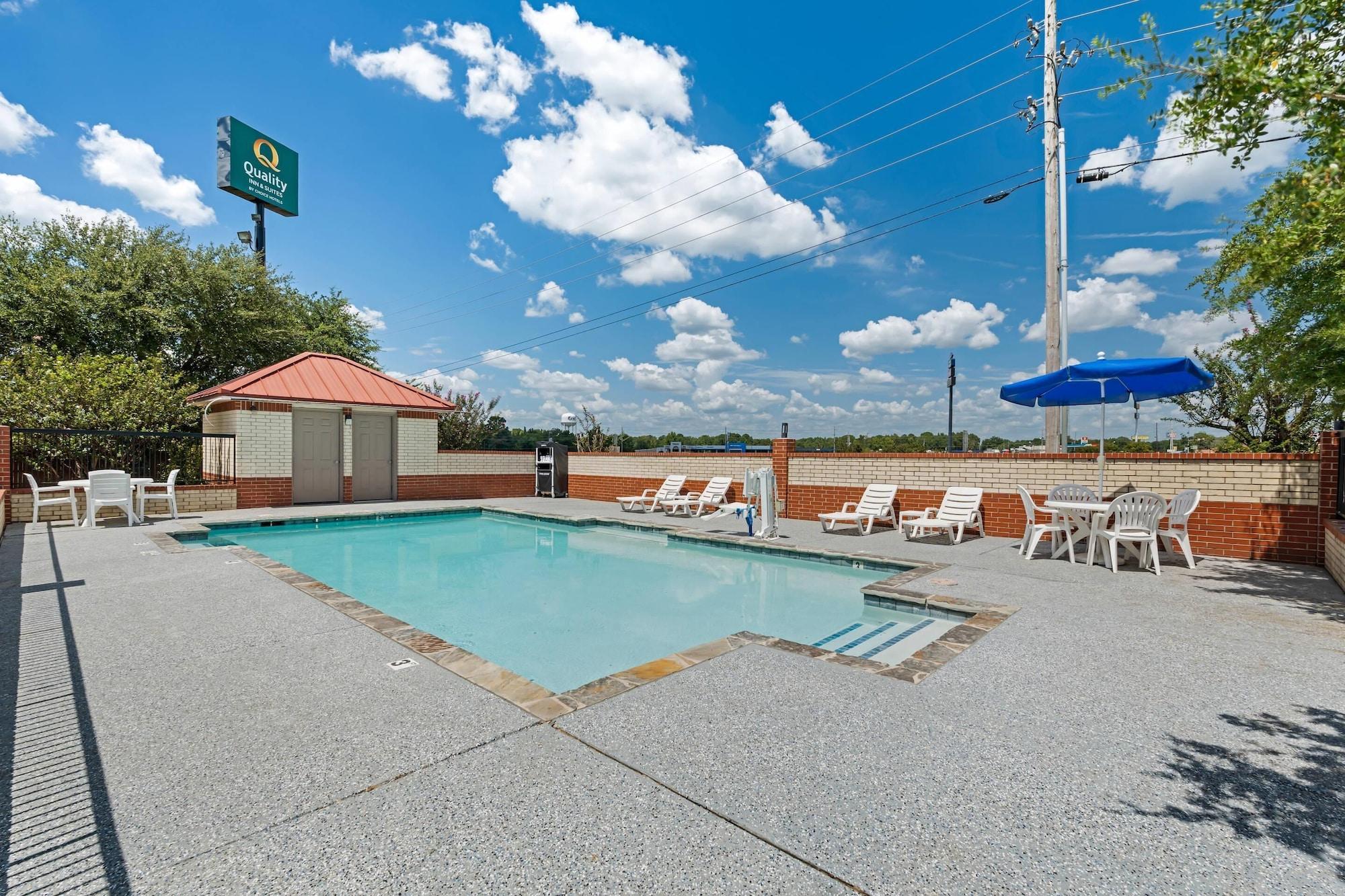 Vista Piscina Quality Inn & Suites