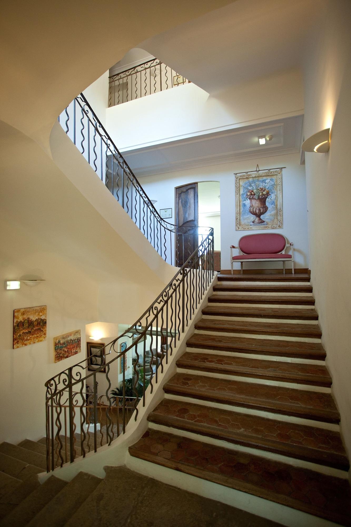 Vista Lobby Le Château de Taulane