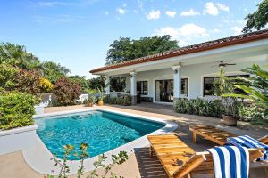 Alquiler Vacacional - Gorgeous 4-BD Home with Pool Near Beach by SPCR