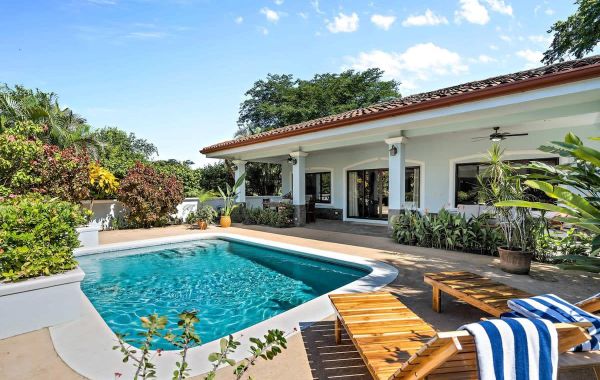 Gorgeous 4-BD Home with Pool Near Beach by SPCR - Hoteles todo incluido en Playa Conchal, Guanacaste