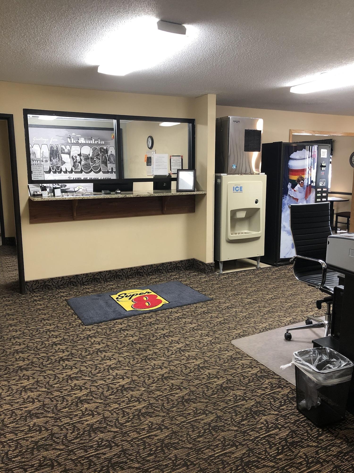 Vista Lobby Super 8 by Wyndham Alexandria MN