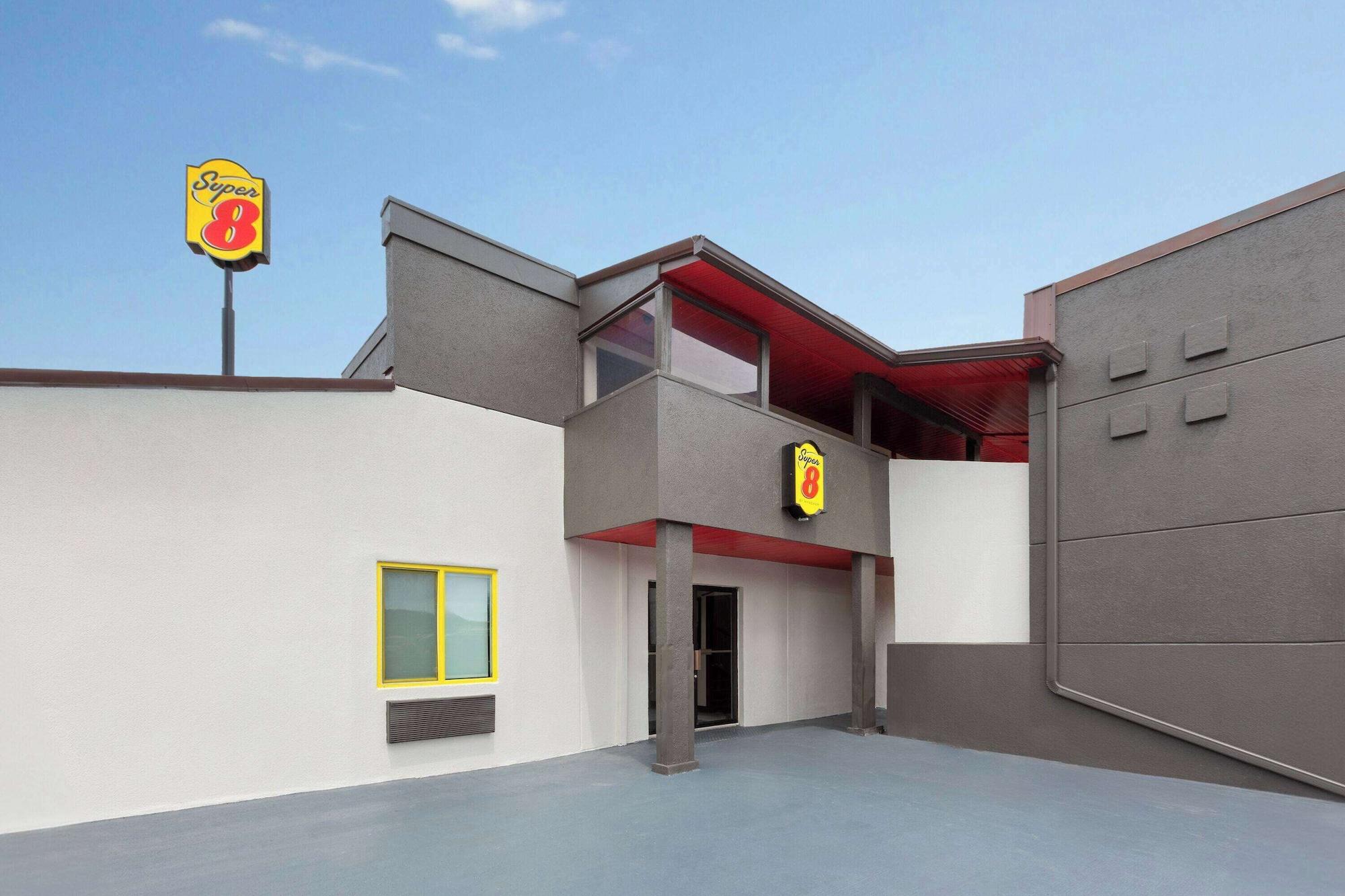 Varios Super 8 by Wyndham Bridgeport/Clarksburg Area