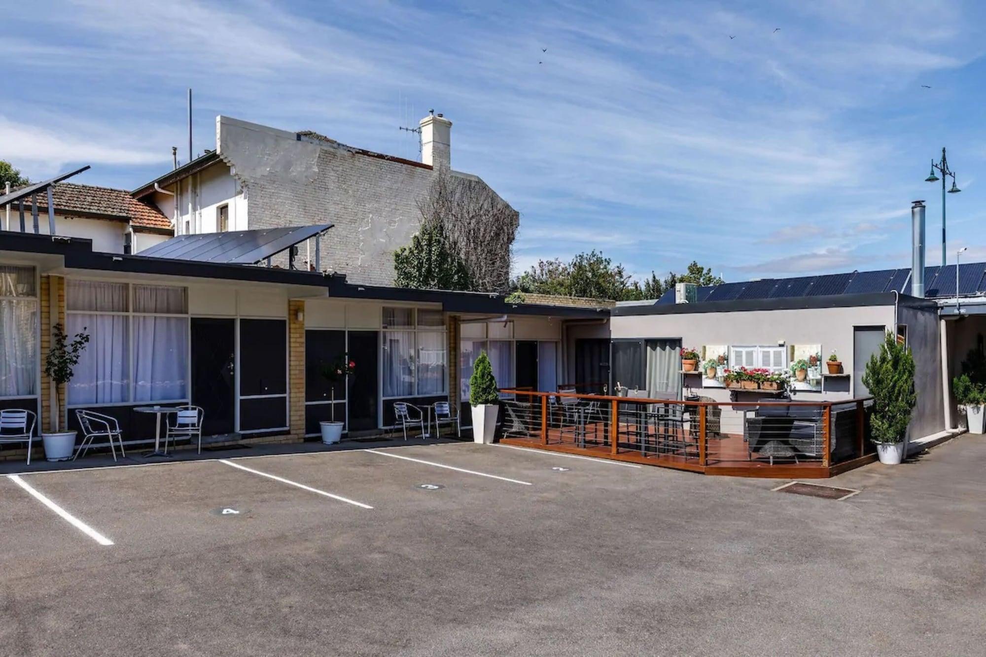 Vista Exterior Oval Motel