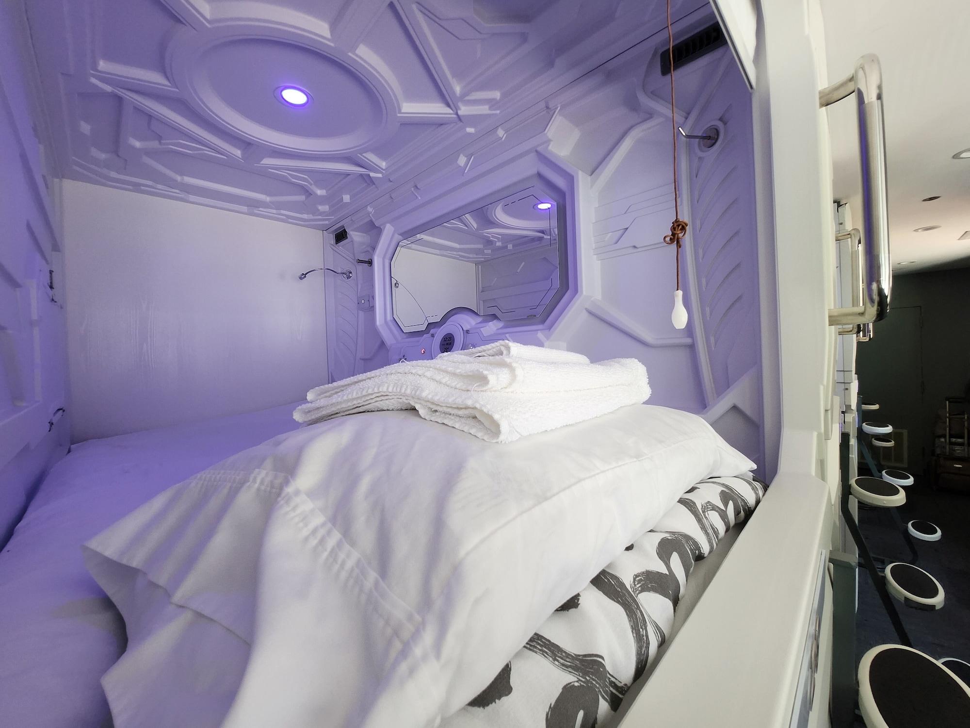 Varios U Street Capsule Hostel